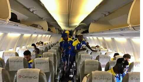 Les joueurs de l’équipe nationale de football du Gabon en plein vol, ce lundi matin, pour le Soudan du Sud.