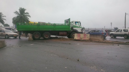 Le camion fou n’a pas causé de dégât corporel.