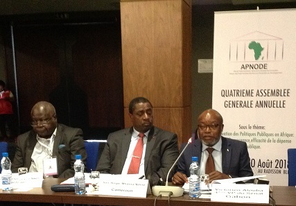 Au centre, Roger Mbassa Ndine, Président de l’APNODE est attentif aux propos de  Victorien Alouba, 4e Vice-président du Sénat du Gabon