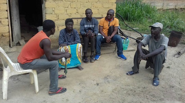  Ulrich Davy IYEMBIT (lunettes), lors d’un entretien avec des villageois.