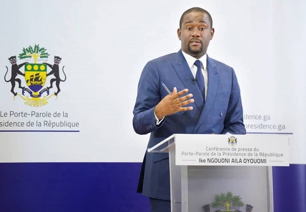 Ike Ngouoni, porte-parole de la Présidence, expliquant aux journalistes les avantages des nouvelles réformes.