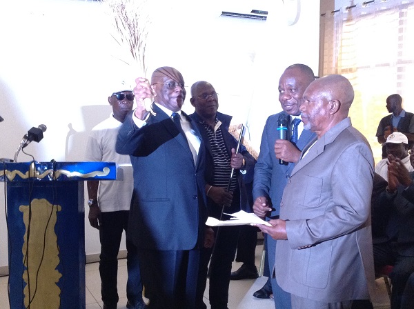 Le vice-président du RPR remet les symboles du parti à Jean François Ntoutoume Emane, le président.