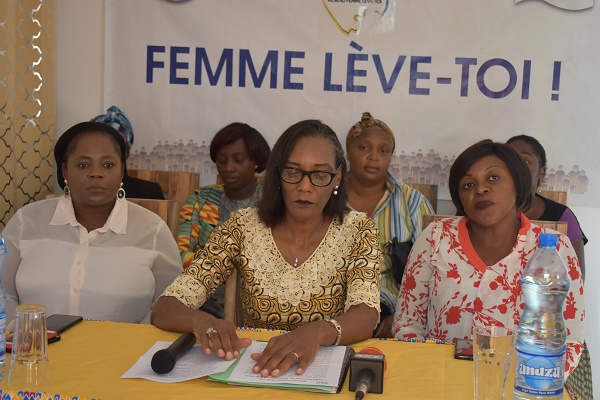 Au centre, Nathalie Zemo-Efoua, leader du mouvement 