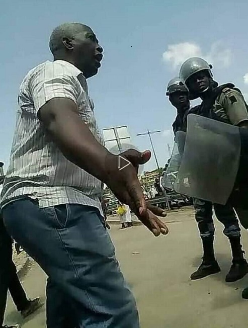 Dans les réseaux sociaux, cette image de Raymond Ndong Sima devant des policiers a eu beaucoup de succès.